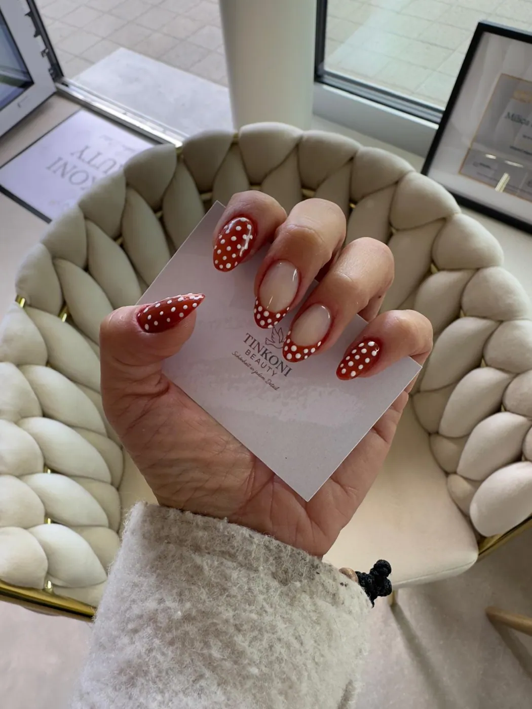 Nude-Nägel mit feinem Design von Tinkoni Beauty